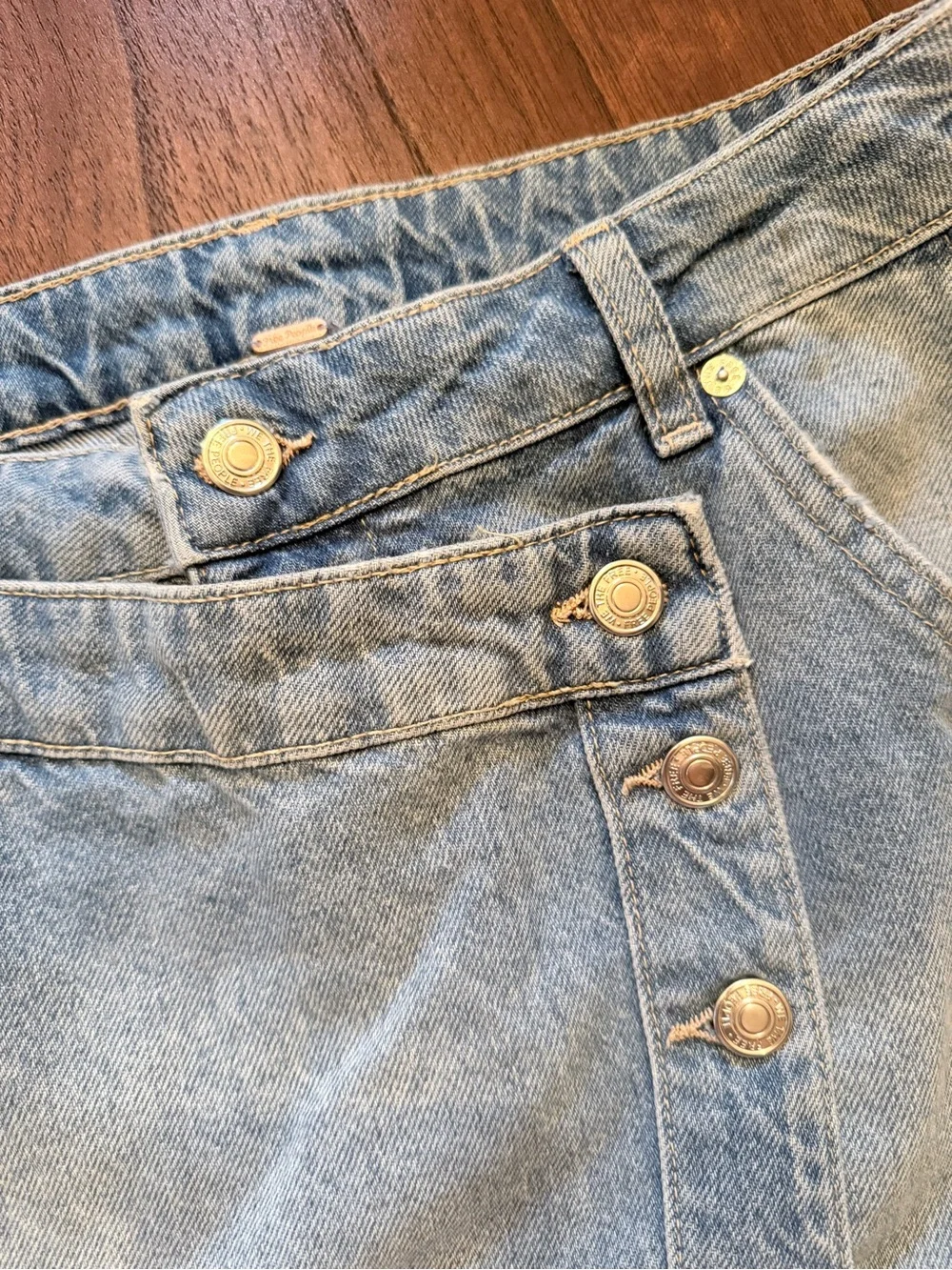 We the Free 💕 Wynne Denim Mini Skirt / light Wash: Asymmetric Buttons : GUC